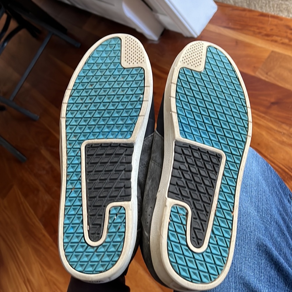 Vans - Picture 3 of 5